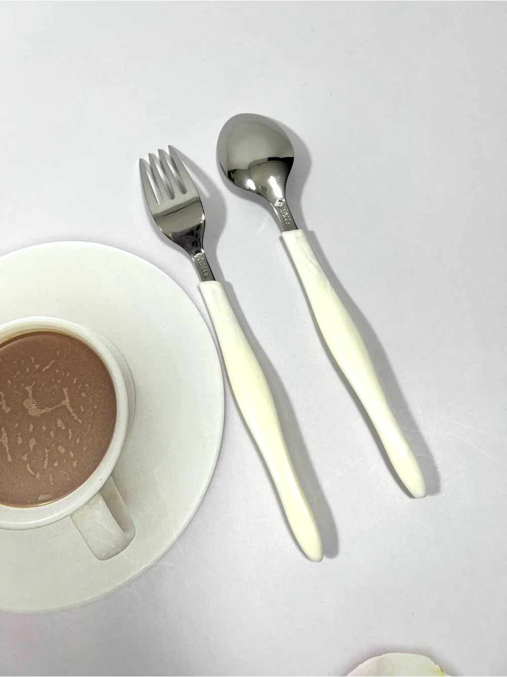 NEW CUTCO STAINLESS STEEL PEARL WHITE HANDLE TEASPOON & SALAD FORK SET